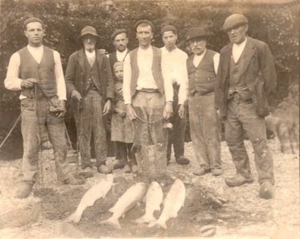 Cuadrilla Vella de pescadores do Río Masma. 1920.